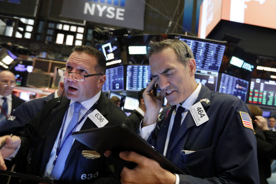 13일(현지시간) 미국 뉴욕 증권거래소 입회장에서 활동 중인 두 트레이더의 표정. 이날 뉴욕 증시에서는 미·중 무역협상 관련 긍정적 소식으로 다우존스 30 산업평균지수가 8거래일 연속 상승세를 지속한 가운데 전장보다 37.07포인트(0.14%) 오른 27,219.52에 거래를 마쳤다.연합뉴스